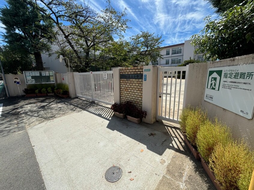 段上小学校(小学校)まで600m 松山タウンハウスＣ棟