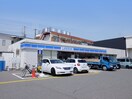 ローソン箕面外院三丁目店(コンビニ)まで499m サンヒルズ箕面