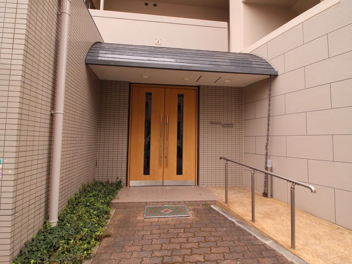 エントランス部分 シュトラ－セ泉