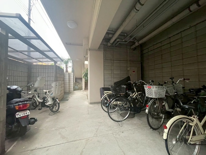 駐輪場 シュトラ－セ泉