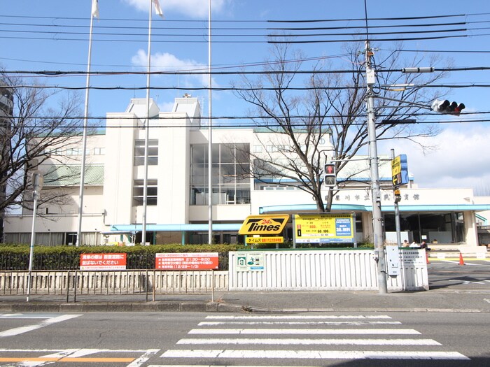 寝屋川市立市民体育館(役所)まで2200m ロワール