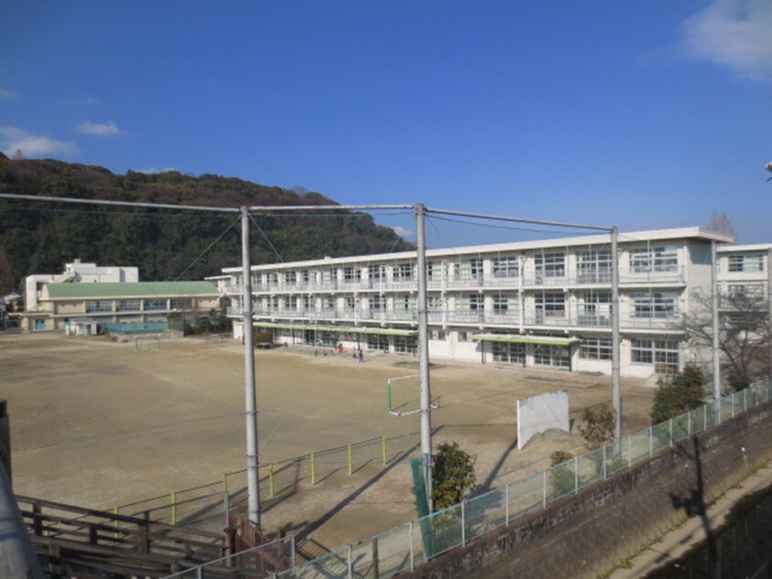 八幡市立八幡小学校(小学校)まで644m ハイツリバーサイド