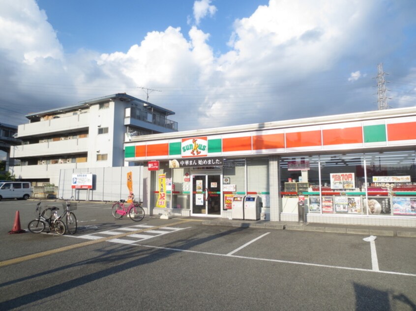 サンクス(コンビニ)まで213m フリーダム中村