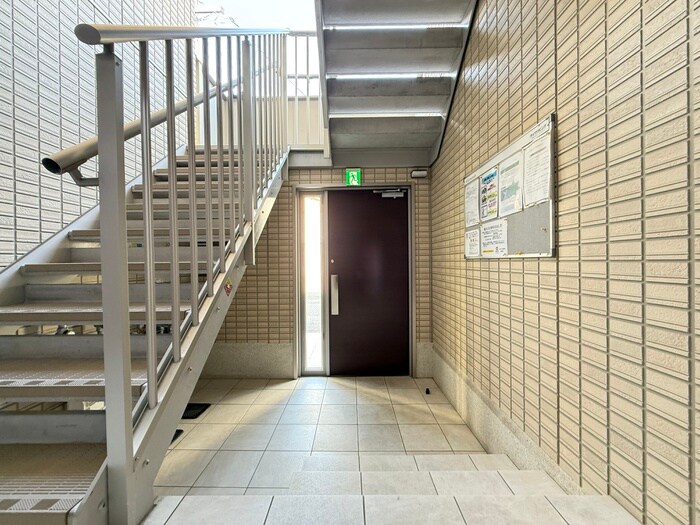 エントランス部分 シュトラール喜連