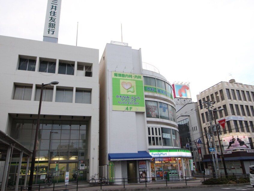 ファミリーマート(コンビニ)まで700m Ｇｒａｃｅ　Ａ.Ｐ.Ｃ
