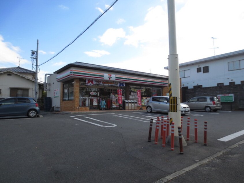 セブンイレブン男山店(コンビニ)まで407m プランドールA棟