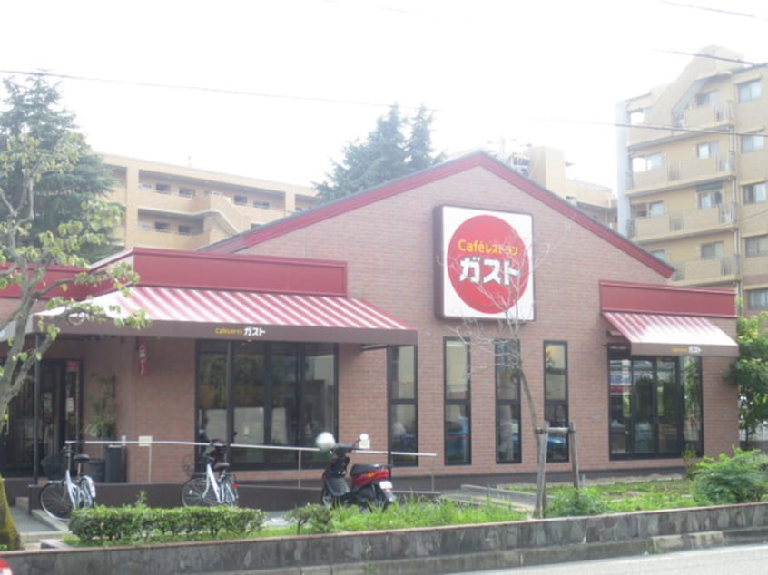 ガスト(その他飲食（ファミレスなど）)まで709m 寿楽アビタシオン