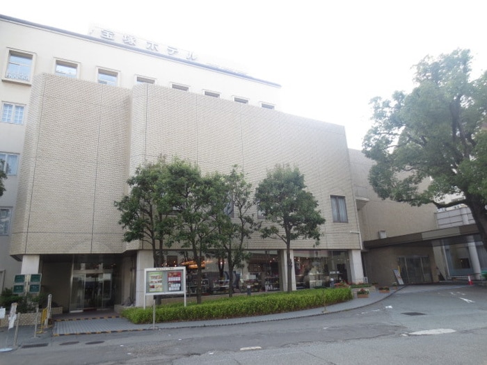 宝塚ホテル(その他飲食（ファミレスなど）)まで451m 寿楽アビタシオン