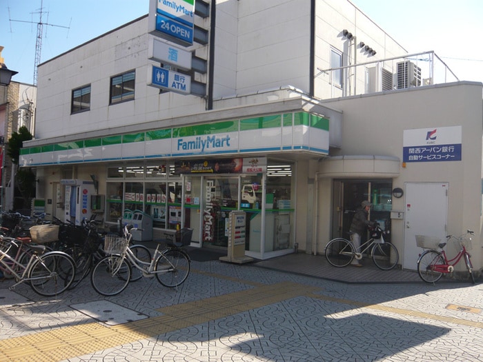 ファミリーマート(コンビニ)まで300m ベルシモンズ大阪港
