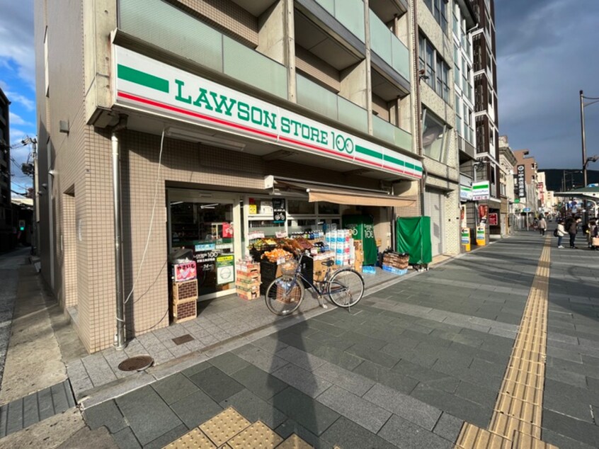ローソンストア100京阪五条駅前店(コンビニ)まで5m プラザ五条鴨川