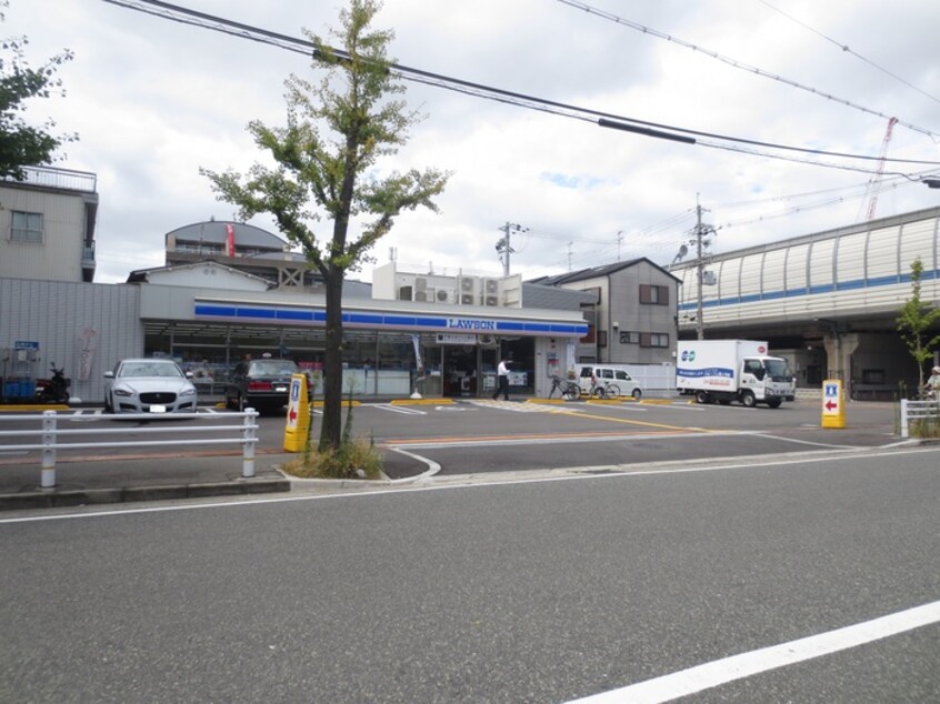 ローソン尼崎市立花町四丁目店(コンビニ)まで205m セレニティ立花参番館