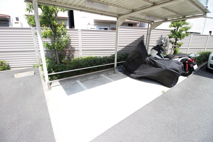 バイク置き場 Loyal f Maison