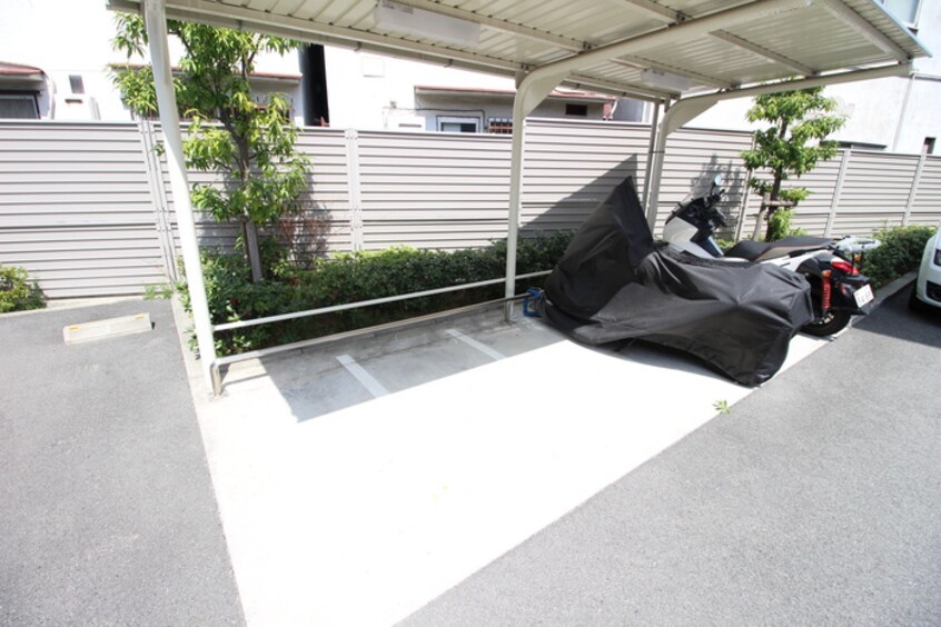 バイク置き場 Loyal f Maison