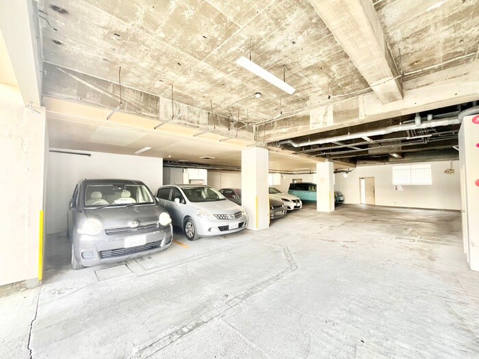 駐車場 なるなるビル