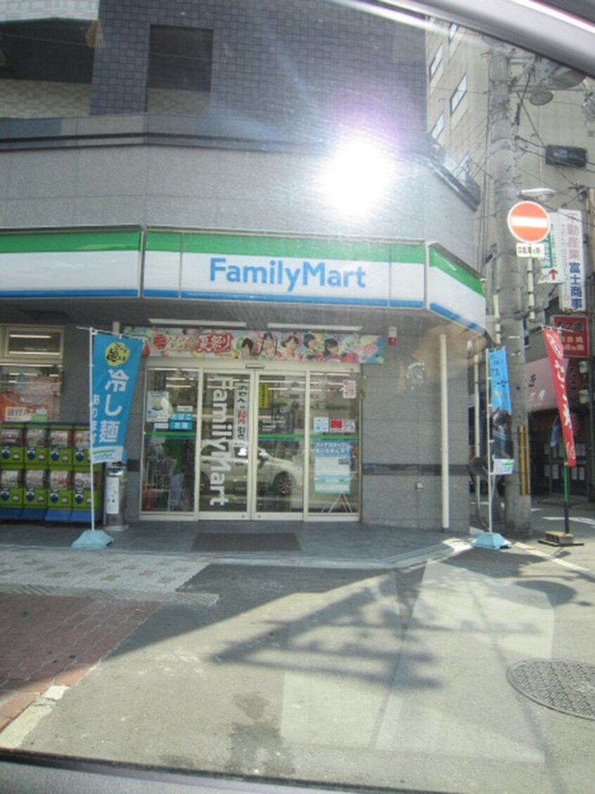 ファミリーマート(コンビニ)まで457m ロワ－メゾン岸ノ里