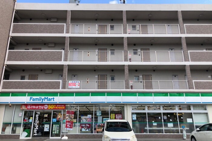 ファミリーマート 高槻川西町一丁目店(コンビニ)まで650m 稲荷の森ハイツ