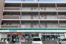 ファミリーマート 高槻川西町一丁目店(コンビニ)まで650m 稲荷の森ハイツ