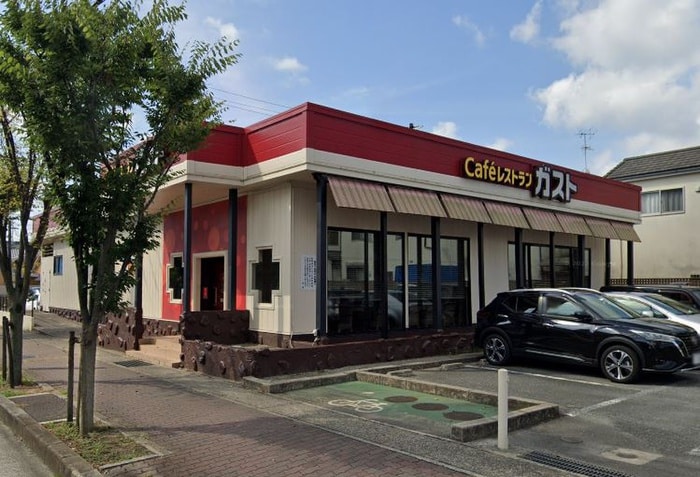 ガスト(その他飲食（ファミレスなど）)まで350m 加藤タウンハウスＤ棟