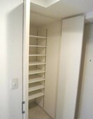 靴箱 ｴｽﾃﾑｺｰﾄ新大阪Ⅷﾚｳﾞｫﾘｽ(601)