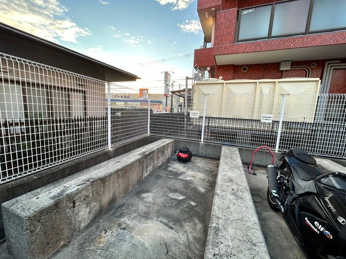 バイク置き場 エバ－グリ－ンハイツ