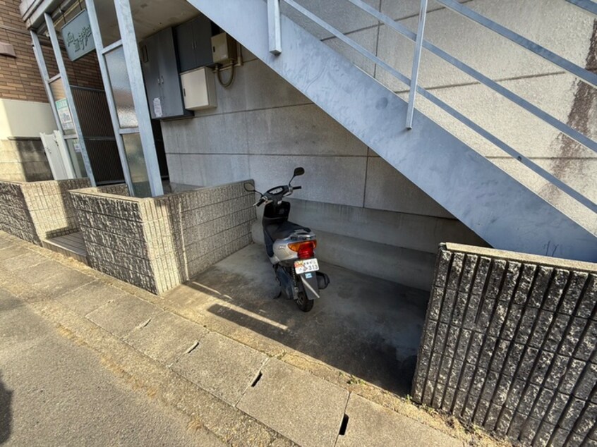 バイク置き場 グリ－ンヒル伊勢田