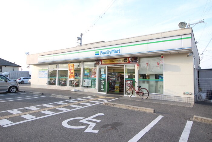 ファミリーマート(コンビニ)まで975m グリ－ンヒル伊勢田