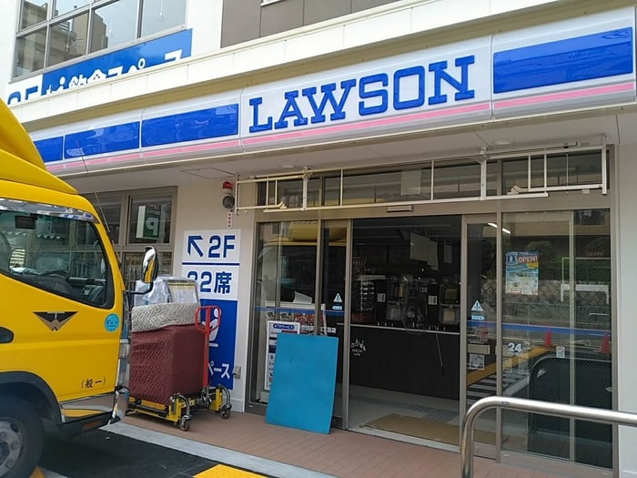 ローソン吹田泉町五丁目店(コンビニ)まで400m レシェンテ水澤