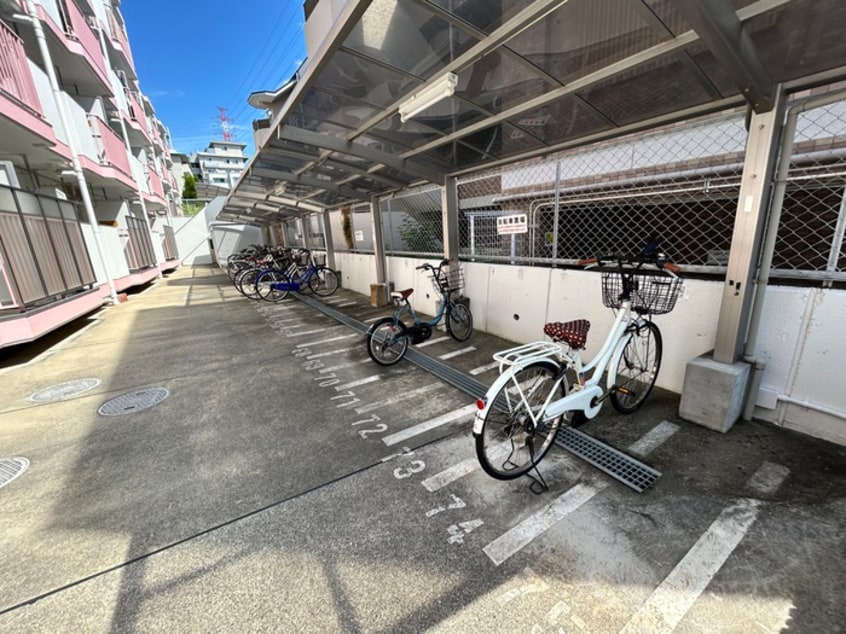 駐輪場 イ－ズコ－ト緑地公園