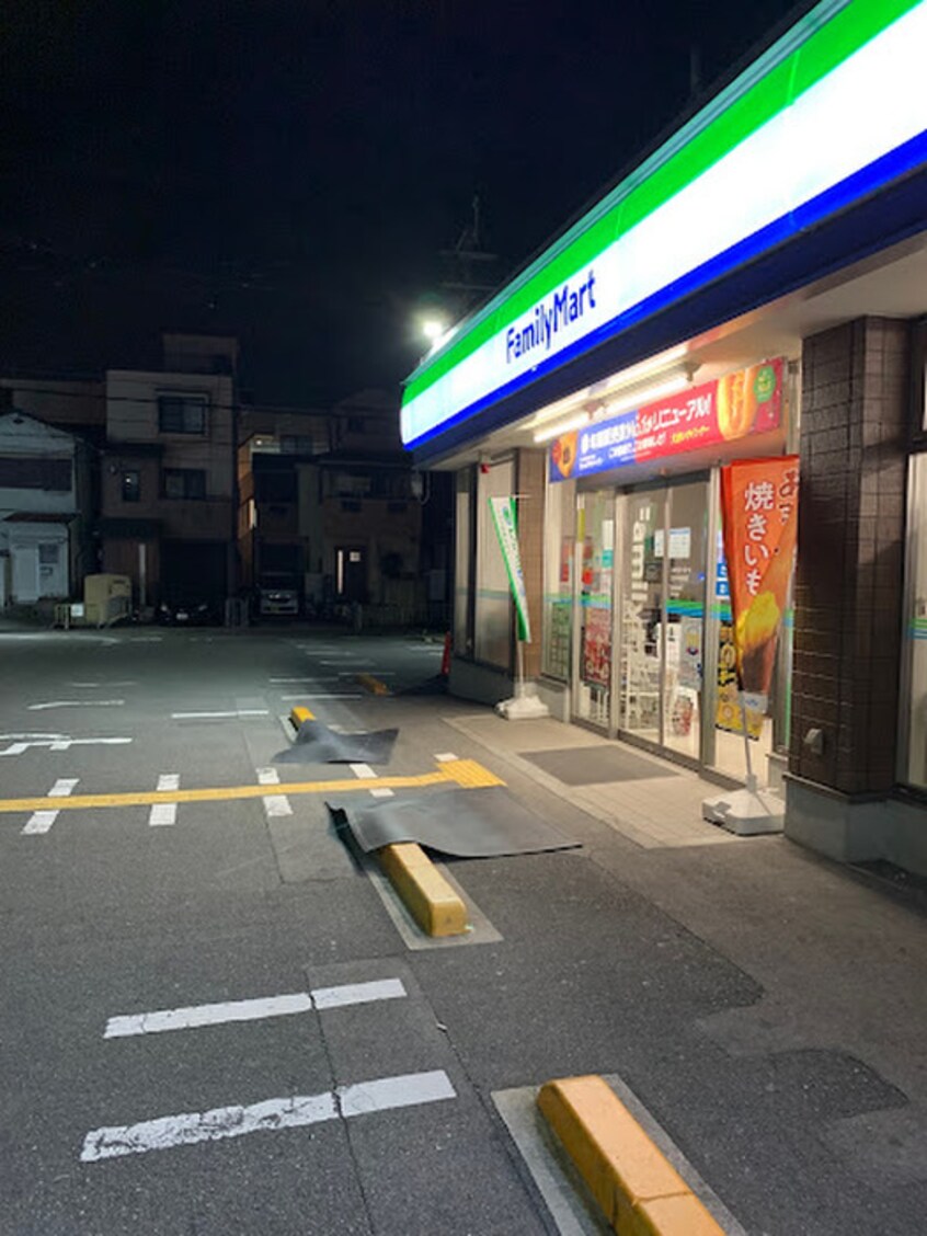 ファミリーマート(コンビニ)まで300m オルタンシアキューブ