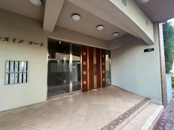 エントランス部分 ジャスミンコ－ト