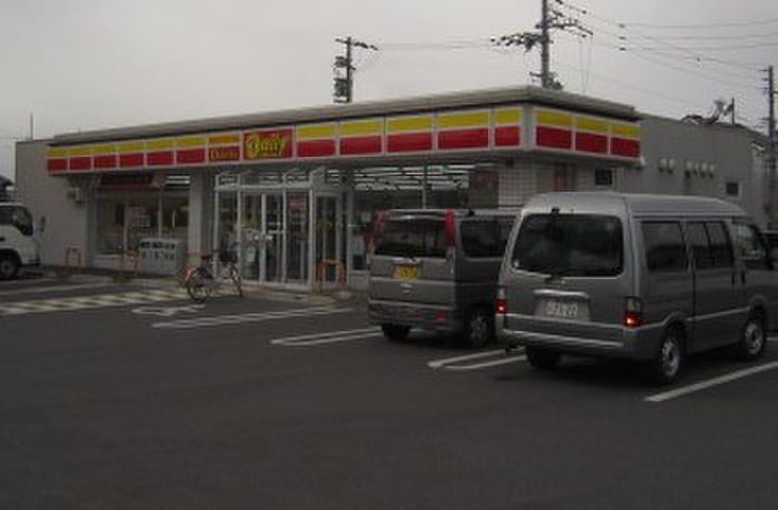 デイリー(コンビニ)まで1360m アルミック山荘Ｂ棟