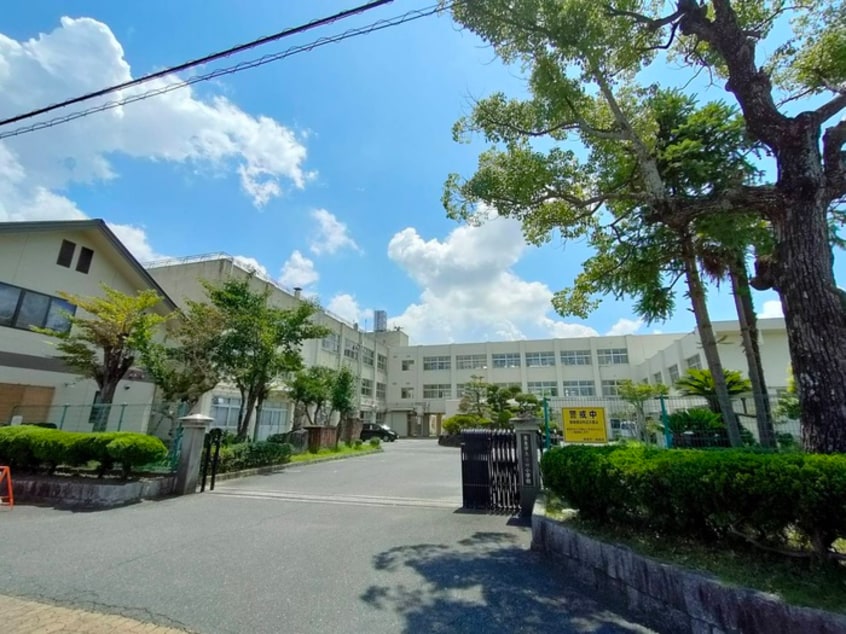 栗東市立治田小学校(小学校)まで550m モンヴィーナスC棟