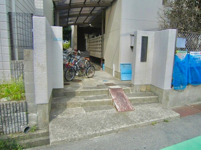 エントランス部分 恒風園マンション