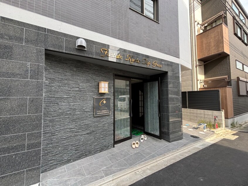 エントランス部分 ﾌｧｽﾃｰﾄ京都東寺ｸﾞﾗﾝ（801）