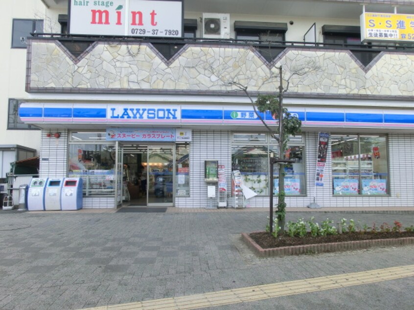 ローソン高鷲駅前通店(コンビニ)まで650m カーサ　フォンターナ
