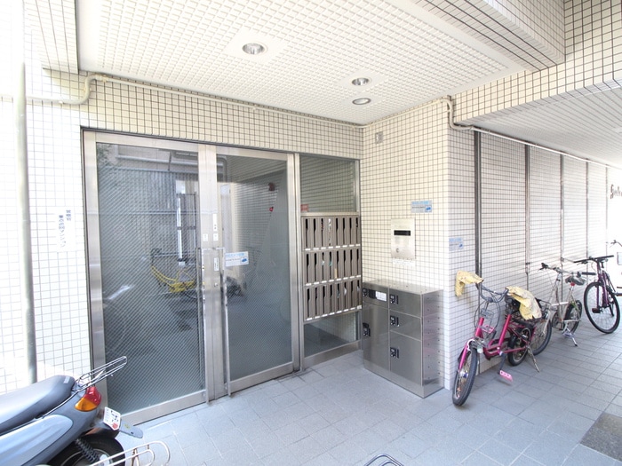 エントランス部分 グランデール三津屋