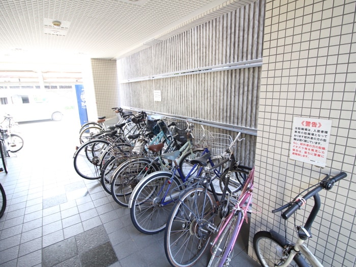 駐輪場 グランデール三津屋