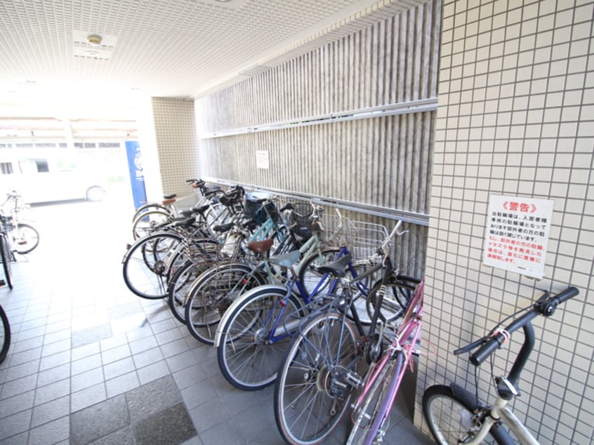 駐輪場 グランデール三津屋