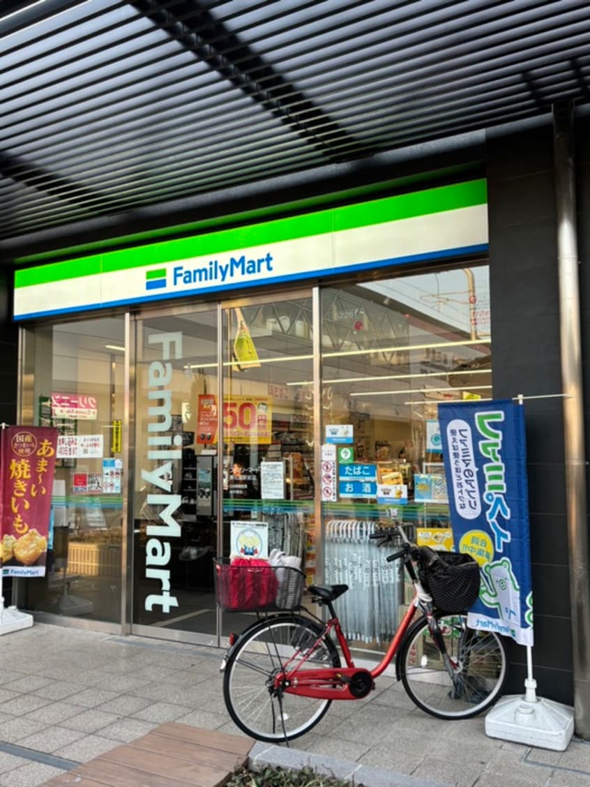 ファミリーマート(コンビニ)まで180m Ｂｒｉｌｌａｎｔｅ東花園