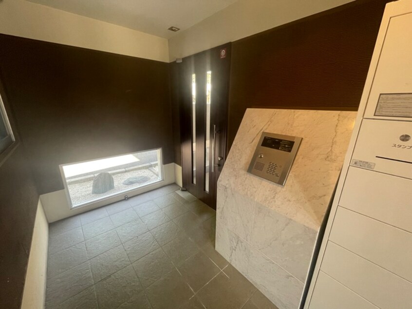 エントランス部分 ﾎﾜｲﾄﾊｲﾑKAGAMIISHI