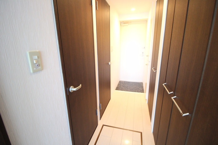 玄関 ﾎﾜｲﾄﾊｲﾑKAGAMIISHI