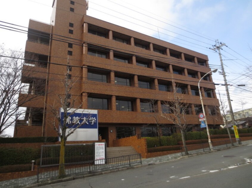 佛教大学(大学/短大/専門学校)まで700m ﾎﾜｲﾄﾊｲﾑKAGAMIISHI