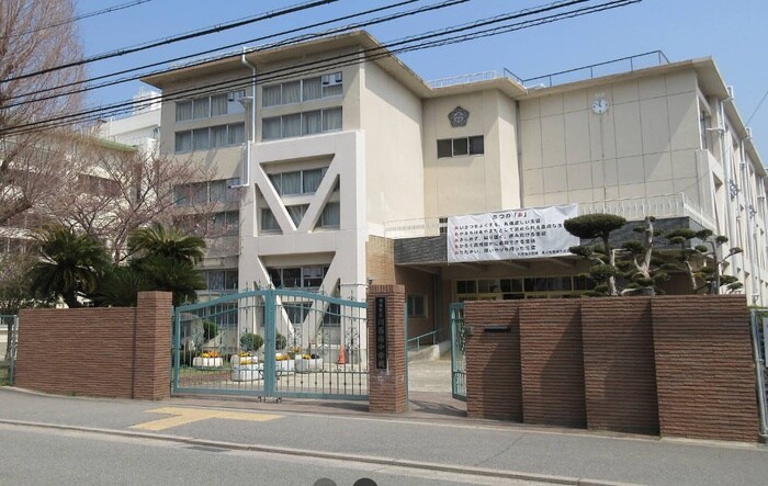 川西市立川西南中学校(中学校/中等教育学校)まで650m 久代2丁目タウンハウス