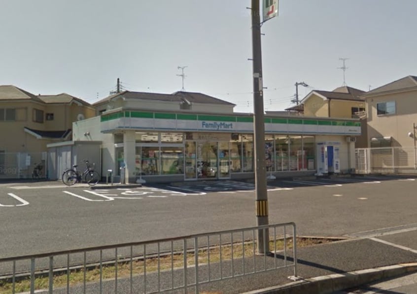 ファミリーマート(コンビニ)まで749m シャンノール北野田