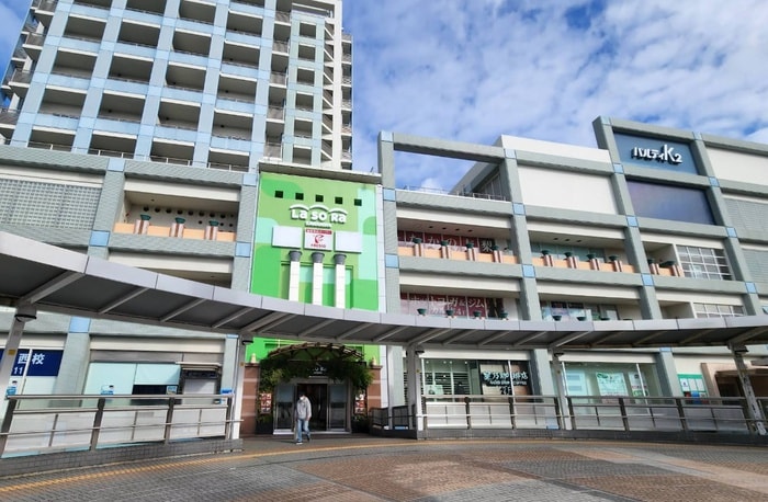 ラソラ川西(ショッピングセンター/アウトレットモール)まで300m シャトー花屋敷