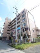 オウミ住宅ビルの外観