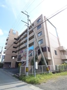 オウミ住宅ビルの外観