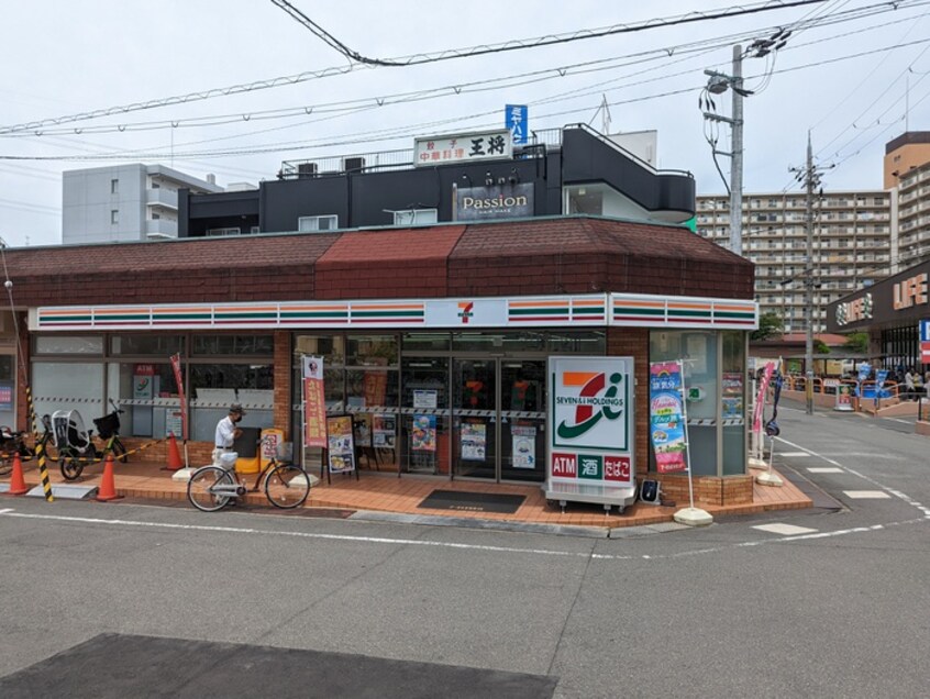 セブンイレブン枚方牧野駅西口店(コンビニ)まで243m フォレストハイム牧野