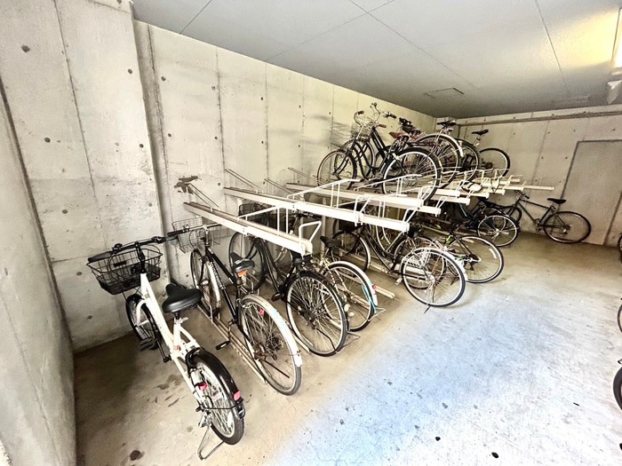 駐輪場 COLLEGE COURT