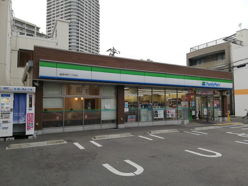 ファミリーマート(コンビニ)まで80m ﾌﾟﾛｼ-ﾄﾞ大阪EASTｱｸｱ･ﾗ･ﾌｫﾝﾃ(206)